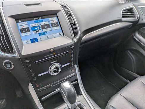 Used 2018 Ford Edge Titanium w/ Technology Package FWD image 12