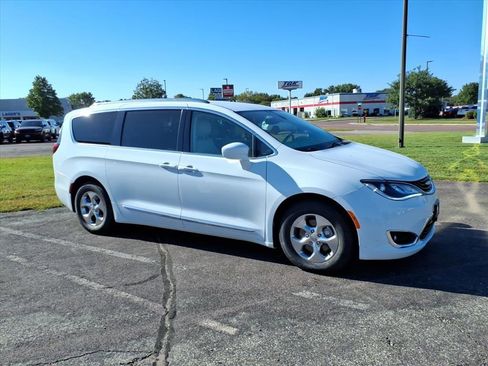 Used 2018 Chrysler Pacifica Touring-L image 2