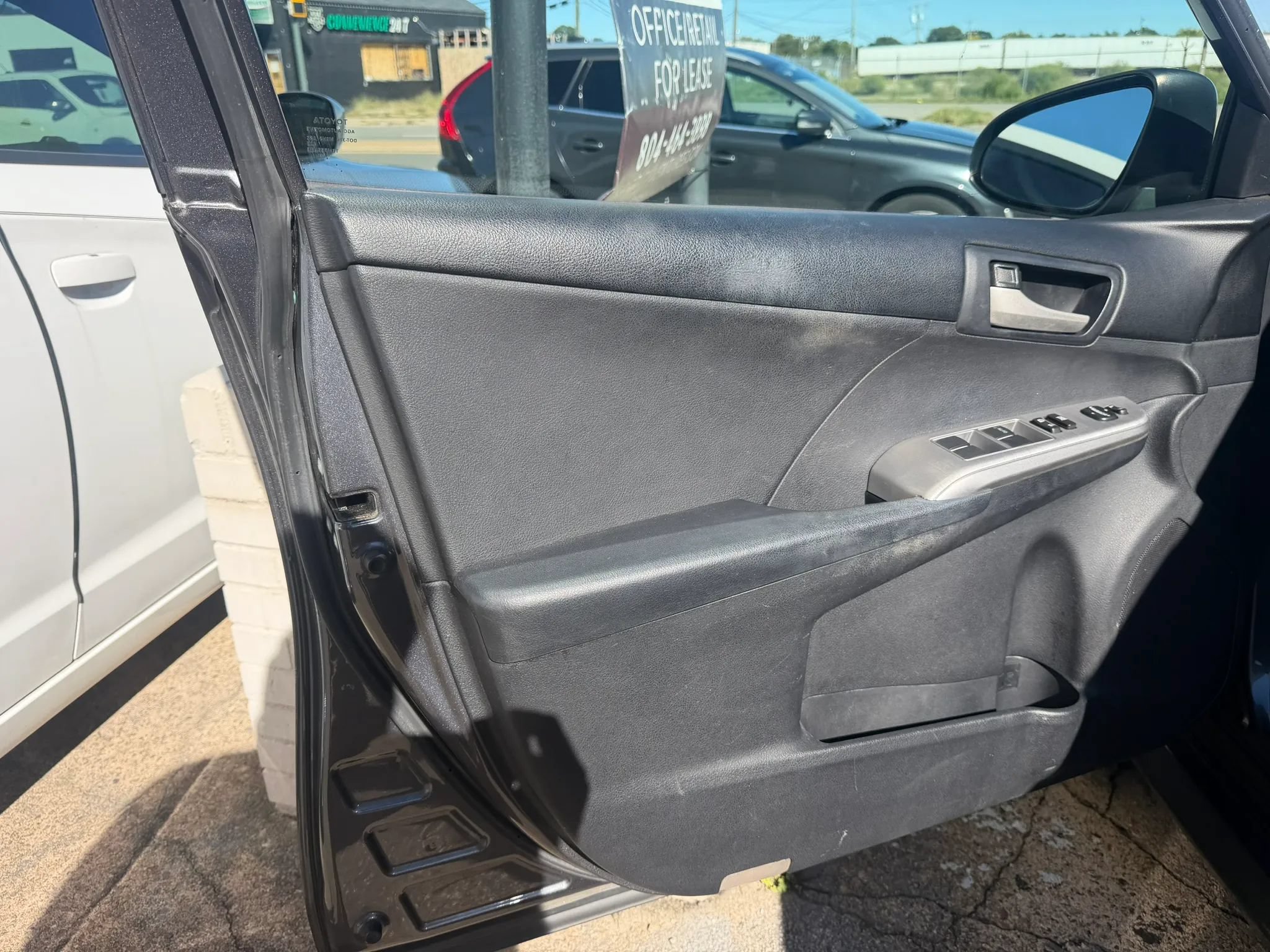 Used 2012 Toyota Camry SE FWD image 16