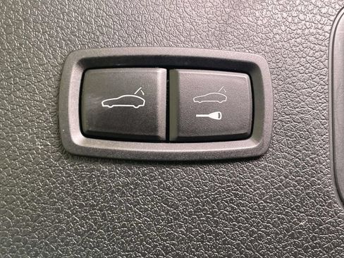 Certified 2023 Porsche Macan AWD/4WD image 21