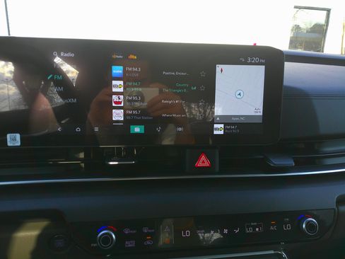 Used 2025 Kia Carnival EX image 26