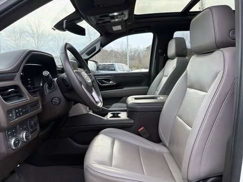 Used 2022 GMC Yukon SLT w/ SLT Premium Package image 16