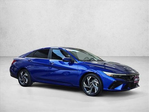 Used 2025 Hyundai Elantra SEL image 3