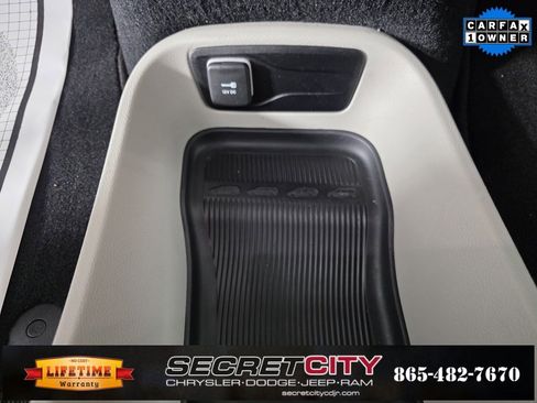 Used 2024 Chrysler Pacifica Touring-L image 25