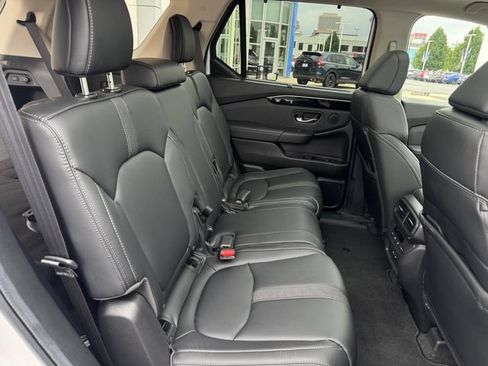 Used 2024 Honda Pilot Touring image 10