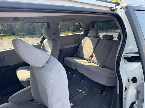 Used 2020 Toyota Sienna L FWD image 13