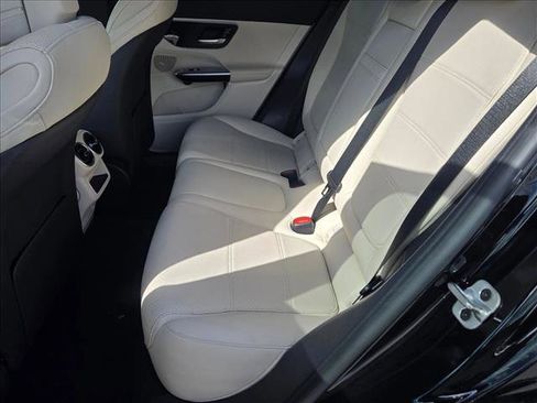 Used 2024 Mercedes-Benz GLC 300 4MATIC image 17