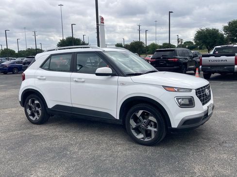 Used 2025 Hyundai Venue SEL image 2