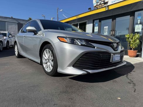 Used 2018 Toyota Camry LE image 3