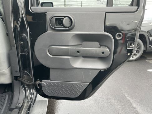 Used 2007 Jeep Wrangler Unlimited Sahara image 16