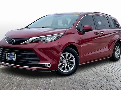Used 2022 Toyota Sienna XLE image 3