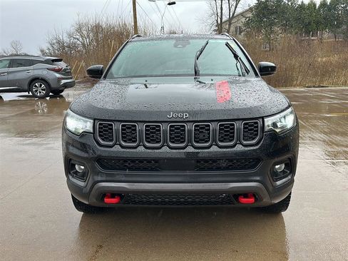 Used 2025 Jeep Compass Trailhawk image 2