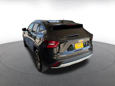 Used 2025 Chevrolet Trax LT FWD image 10