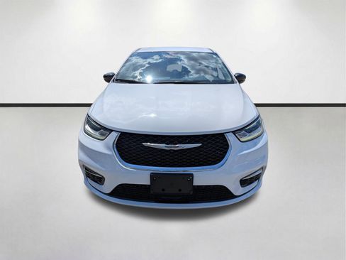 Used 2024 Chrysler Pacifica Touring-L FWD image 9