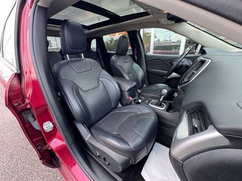 Used 2017 Jeep Cherokee Overland w/ Technology Group FWD image 11