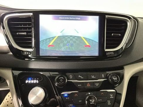 Used 2024 Chrysler Pacifica Touring-L FWD image 24