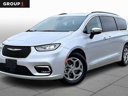 Used 2023 Chrysler Pacifica Limited image 1