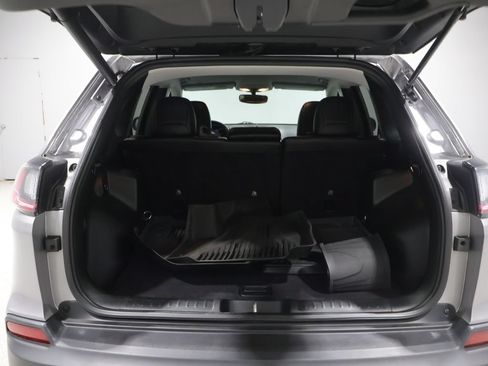 Used 2019 Jeep Cherokee Limited AWD/4WD image 4