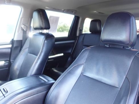 Used 2019 Toyota Highlander XLE AWD/4WD image 27