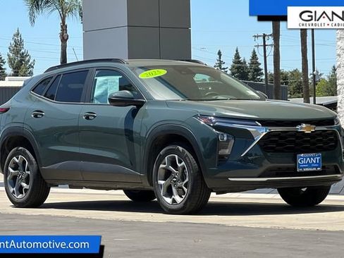 Used 2025 Chevrolet Trax LT FWD image 1