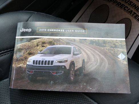 Used 2019 Jeep Cherokee Limited AWD/4WD image 37