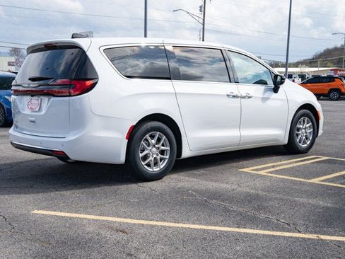 New 2026 Chrysler Pacifica Select image 5