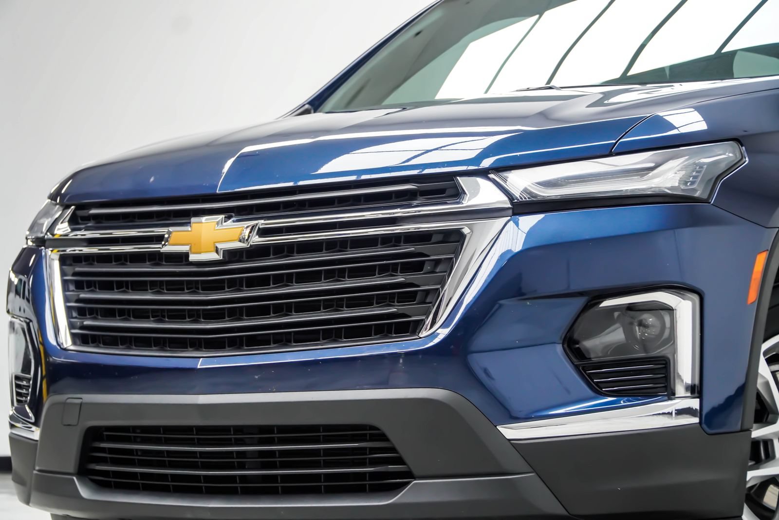 Used 2023 Chevrolet Traverse LS FWD image 2