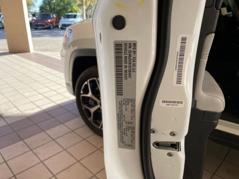 Used 2025 Jeep Compass Limited image 22