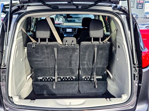 Used 2022 Chrysler Voyager LX image 13