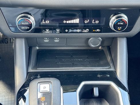 Used 2025 Mitsubishi Outlander ES FWD image 17