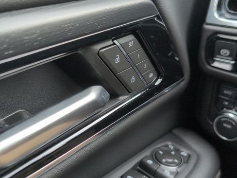 Used 2025 GMC Yukon XL Denali AWD/4WD image 14