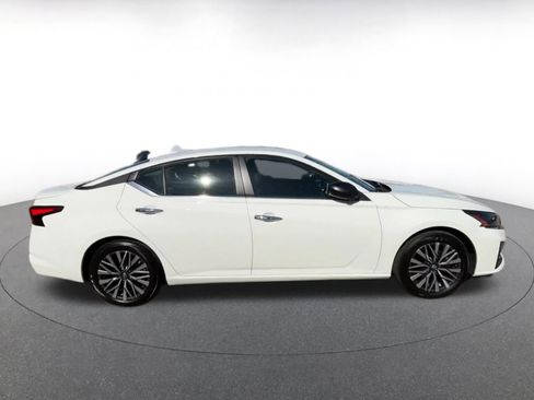 Used 2025 Nissan Altima 2.5 SV FWD image 16