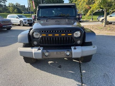Used 2017 Jeep Wrangler Unlimited Sahara w/ Connectivity Group AWD/4WD image 8