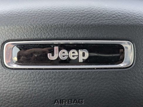 Used 2025 Jeep Grand Cherokee Altitude AWD/4WD image 35