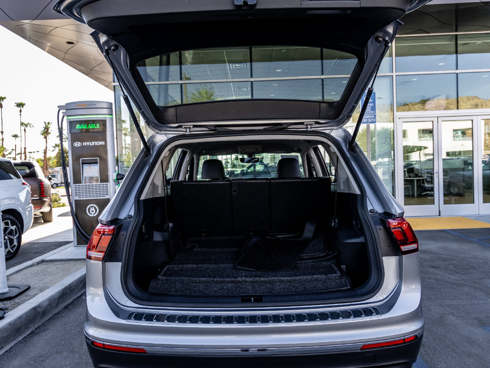 Used 2020 Volkswagen Tiguan SE w/ 3rd Row Seat Package AWD/4WD image 21