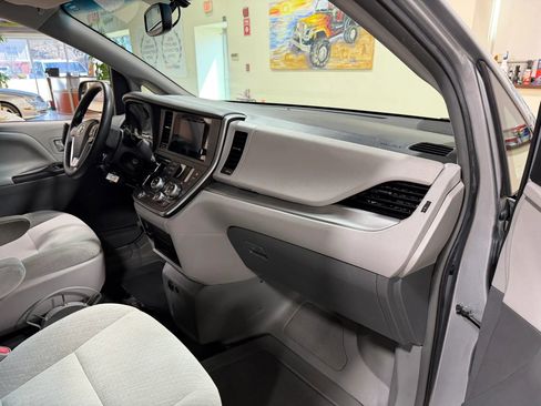 Used 2015 Toyota Sienna LE image 32