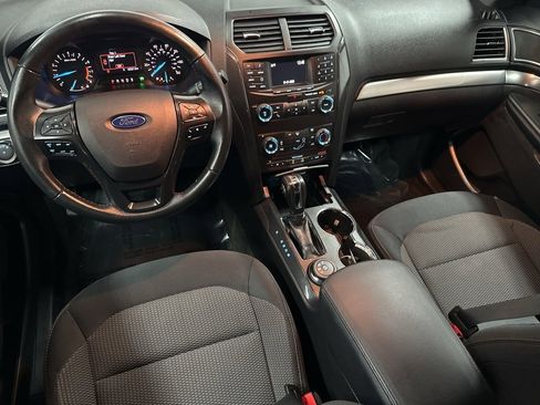 Used 2018 Ford Explorer XLT image 12