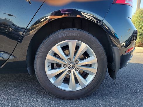 Used 2021 Volkswagen Golf 4-Door image 8