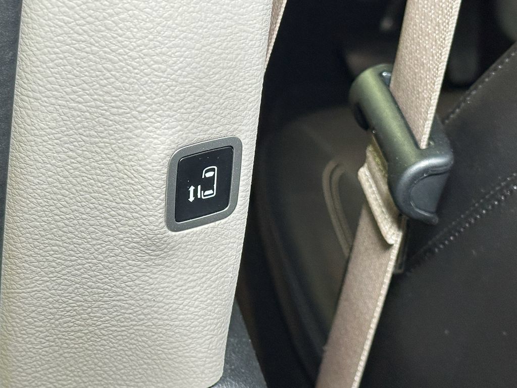 Used 2024 Chrysler Pacifica Touring-L FWD image 27