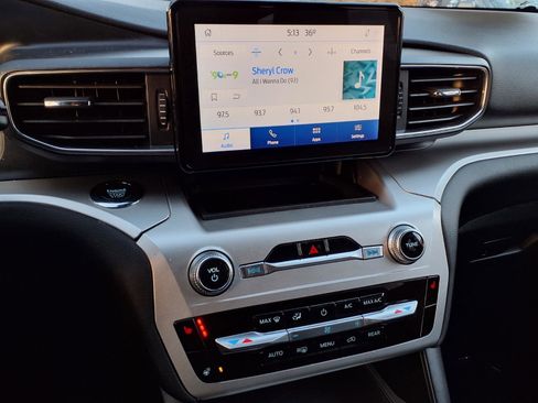 Certified 2022 Ford Explorer XLT w/ Equipment Group 202A image 23