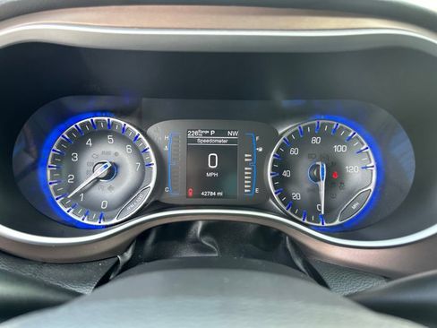 Used 2017 Chrysler Pacifica Touring-L w/ Tire & Wheel Group FWD image 24