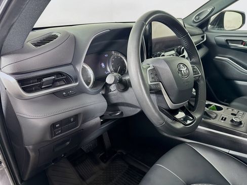 Used 2023 Toyota Highlander XSE AWD/4WD image 9