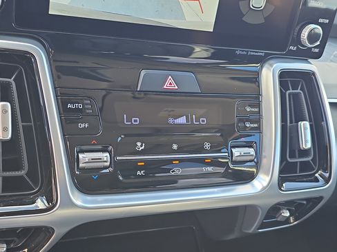 Certified 2022 Kia Sorento SX image 26