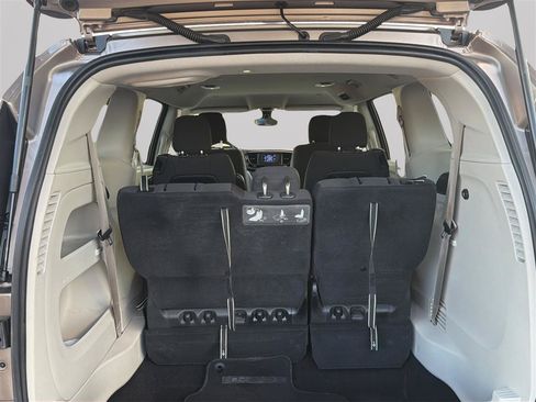 Used 2017 Chrysler Pacifica Touring FWD image 26