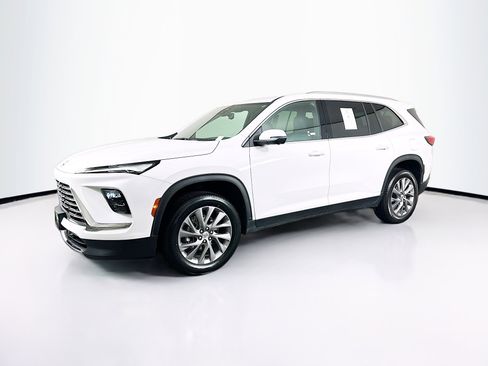 Used 2025 Buick Enclave Preferred image 3