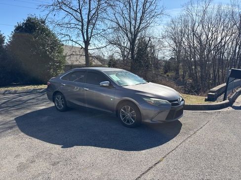 Used 2016 Toyota Camry SE image 1