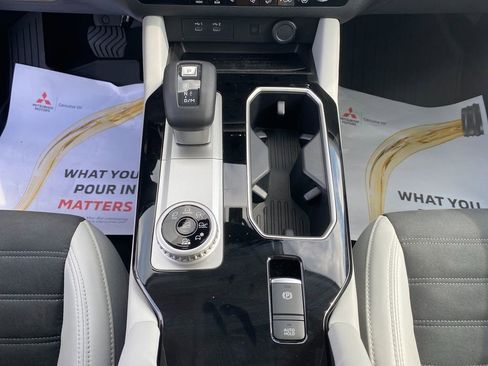 New 2025 Mitsubishi Outlander SE image 22