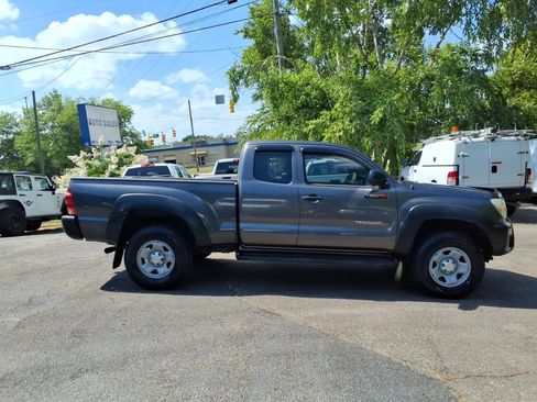 Used 2015 Toyota Tacoma PreRunner RWD image 2