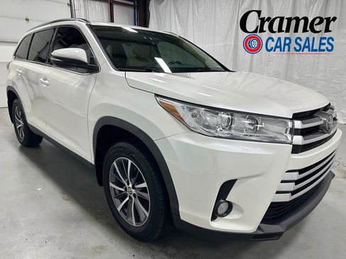 Used 2019 Toyota Highlander XLE AWD/4WD image 1