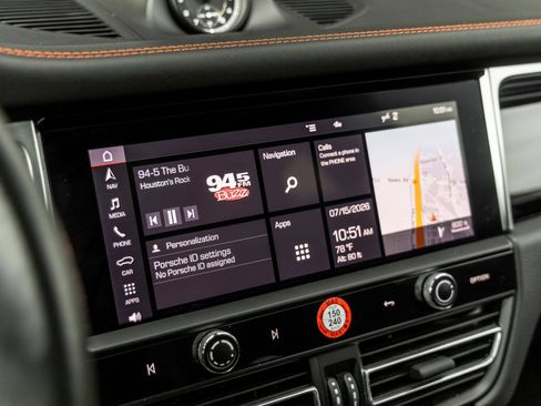 Certified 2022 Porsche Macan AWD/4WD image 29